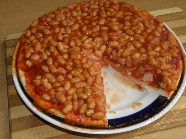 Пицца лобио или пицца с фасолью, фото готового блюда - выпуклость превратилась во впуклость