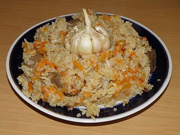 фото вкусного узбекского плова в казане на тарелке
