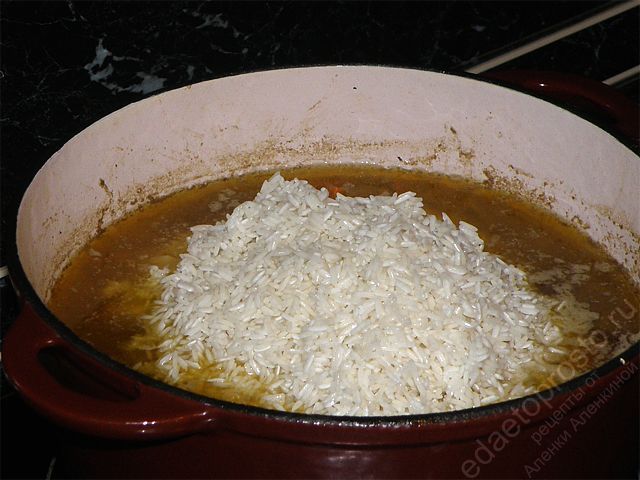 высыпаем промытый рис