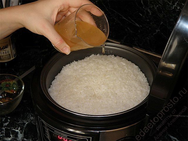В готовый рис добавить уксус