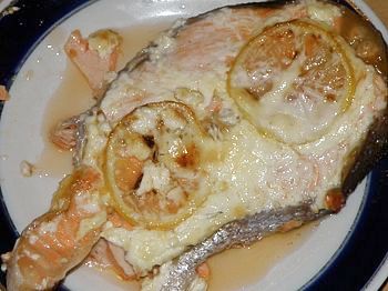 фото вкусной запеченной с лимоном красной рыбы в духовке
