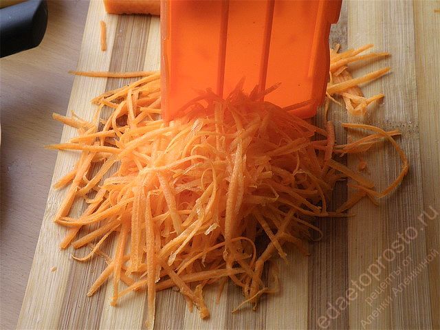 Морковь нарезать длинной соломкой