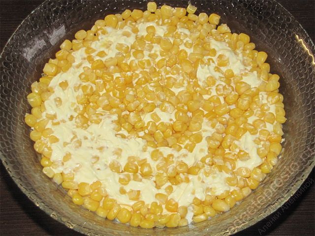 Пятый слой – консервированная сладкая кукуруза
