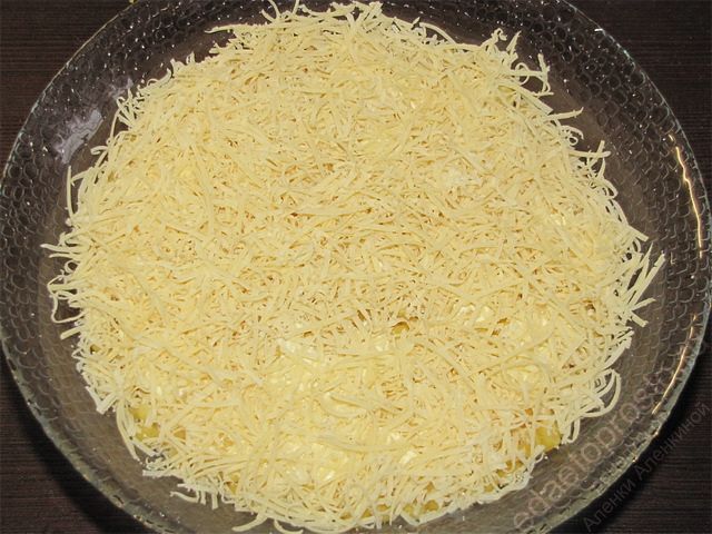 Распределить ровным слоем подготовленный сыр