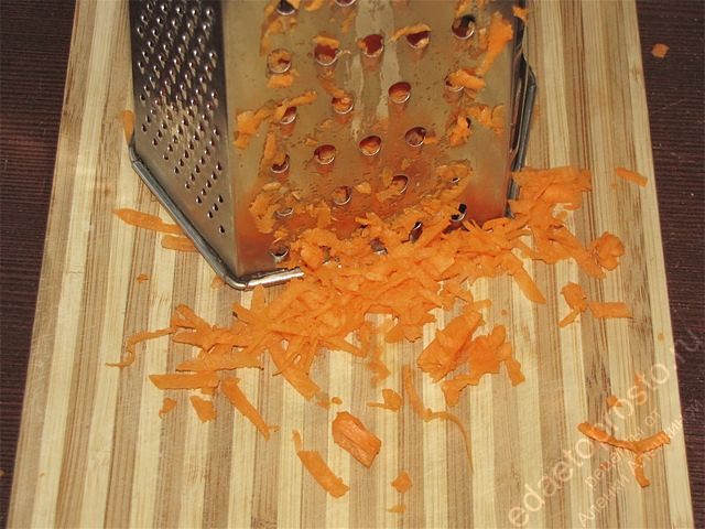 морковь натереть на терке с крупными отверстиями