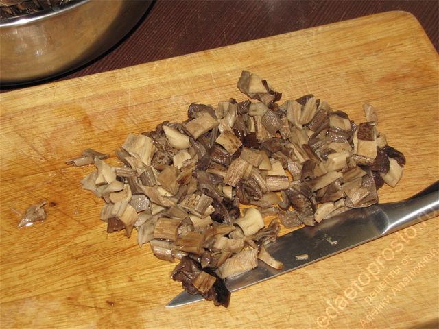 Нарезать подготовленные грибы на небольшие кусочки