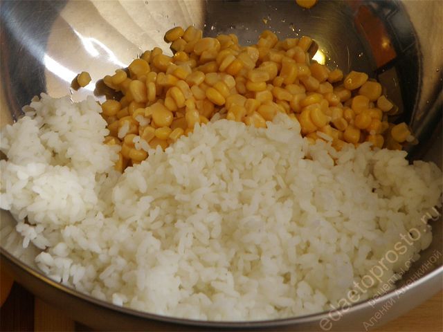С кукурузы слить воду и выложить в салатник