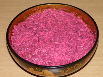Фото вкусного салата из свеклы с чесноком в деревянной миске