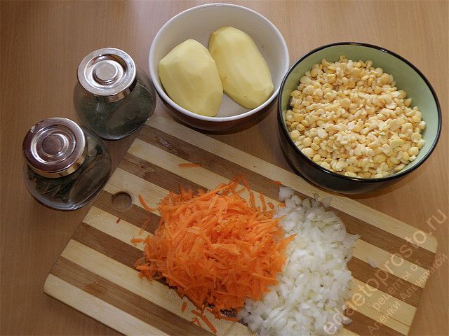Морковь натереть и картофель нарезать кубиками