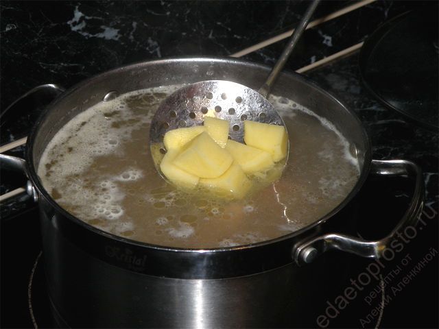 добавьте в суп картофель