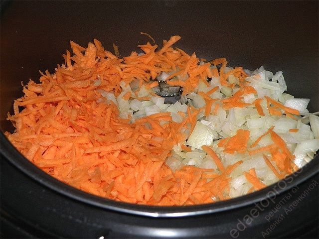 морковь натереть на крупной терке, лук нарезать кубиками
