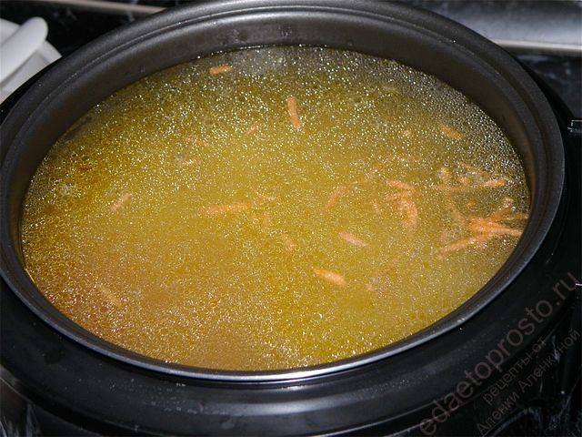 Заливаем готовый бульон, пошаговое фото этапа приготовления куриного супа