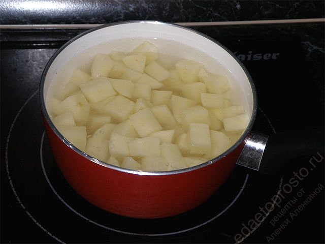 Картофель нарезать кубиками и отварить