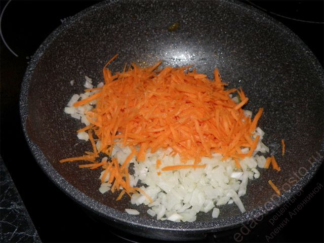 Морковь, лук пассеруем