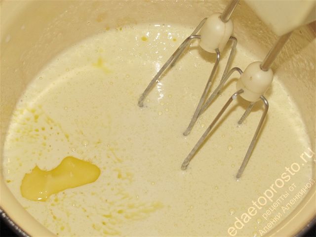 Добавить молоко и растопленный маргарин