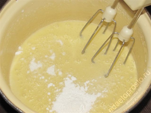 Добавить разрыхлитель и ванильный сахар