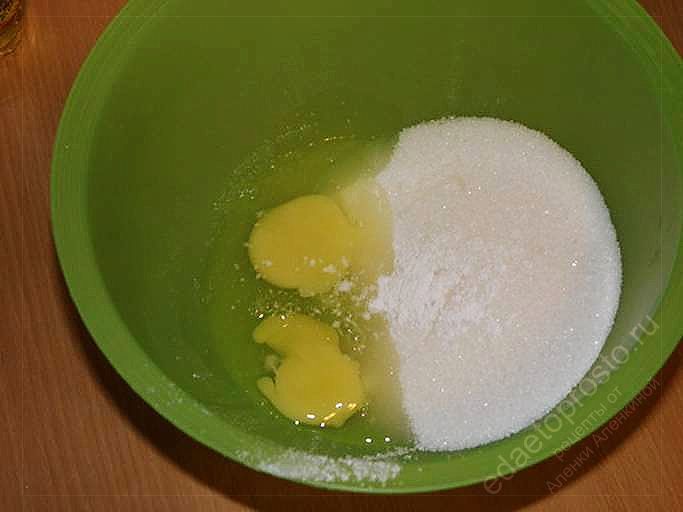Яйцо, сахар, ванилин взбить 