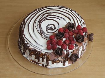 фото вкусного торта Трухлявый пень на блюде