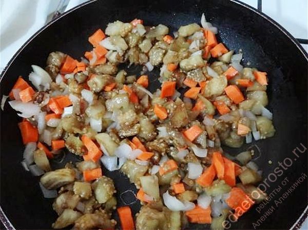 добавить мелко нарезанную морковь