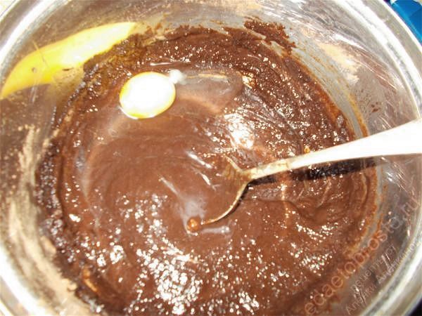Тщательно перемешиваем масло и шоколад до получения однородной массы