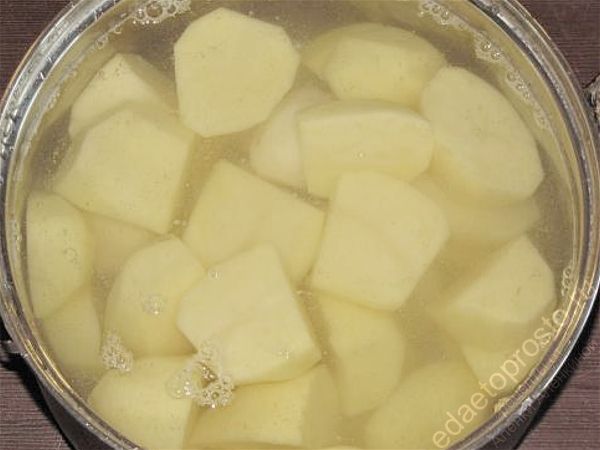 Картофель очистить от кожуры и отварить