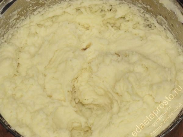 В отваренный картофель добавить кусочек масла сливочного и сделать крутое пюре
