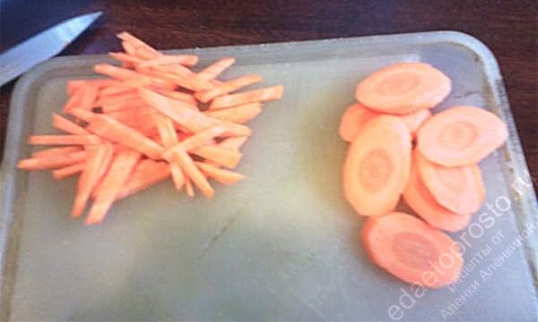 Морковь нарежьте полосочками