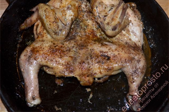 Жарьте цыпленка на сковороде в течение 20 минут на умеренном огне