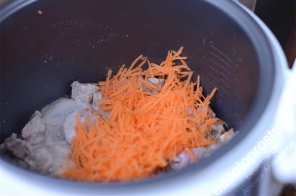 Добавьте морковь к обжаренному мясу