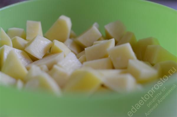 Нарежьте картошку на небольшие кубики
