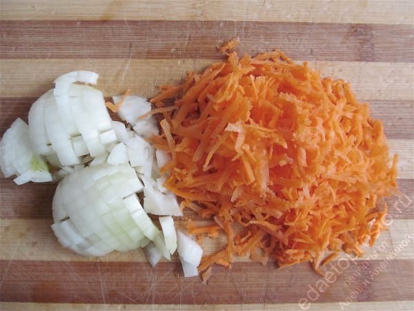 Морковь измельчаем на среднего размера терке, лук измельчаем