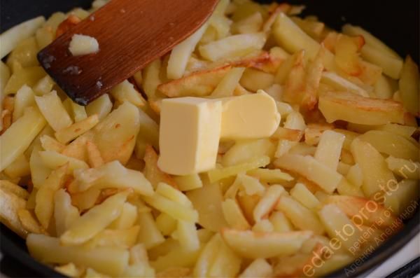 жареный картофель можно сделать еще более вкусным с помощью сливочного масла