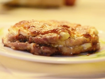 фото вкусной свинины в духовке с сыром и черносливом на тарелке