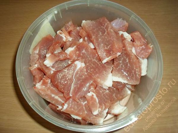 Нарежьте свинину тонкими пластинками