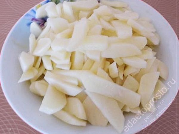 картофель нужно порезать соломкой