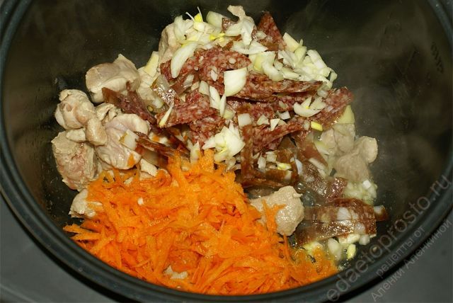 выкладываем в чашу мясо, колбасу, лук и морковь