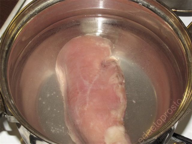Опустить куриное филе в кастрюлю с водой