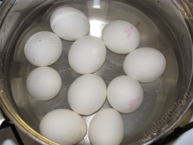 Отварить яйца до готовности
