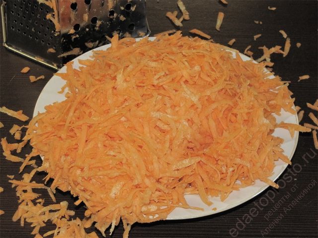 Натереть морковь на крупной терке