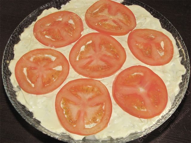 Выложить кругляшки помидора по поверхности салата