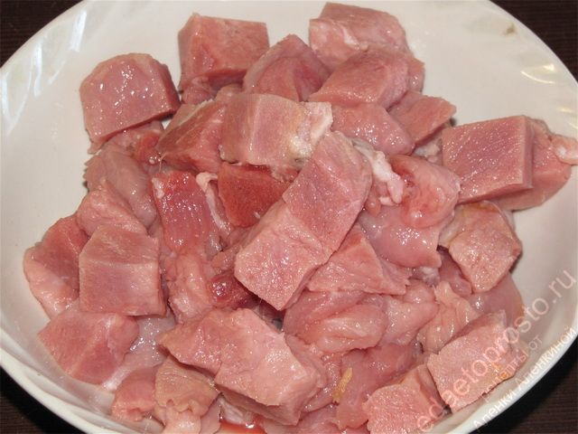 Помыть мясо и нарезать кубиками