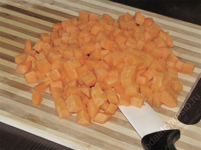 Нарезать морковь кубиками