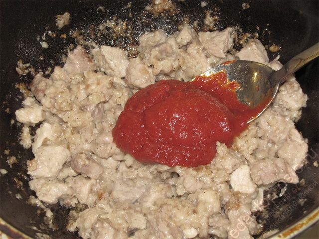 Добавить к обжаренному приправленному мясу томатную пасту