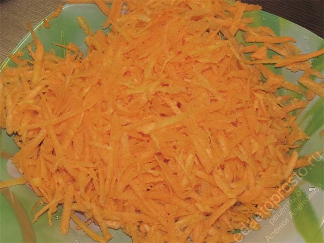 Добавить морковь к обжаренному луку
