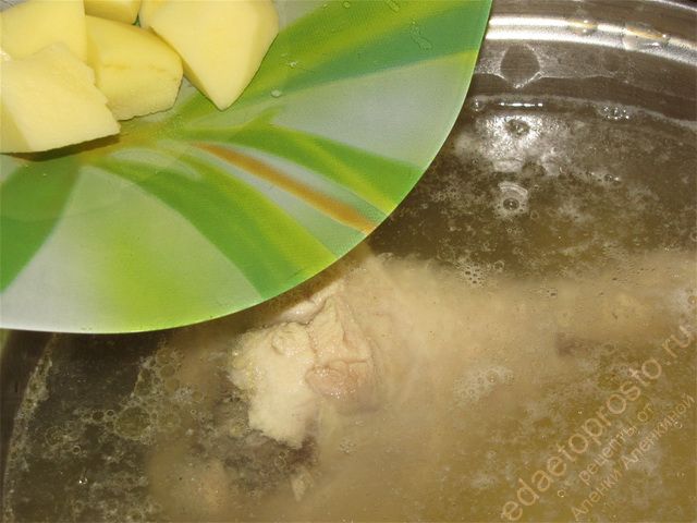 В бульон добавить нарезанный картофель