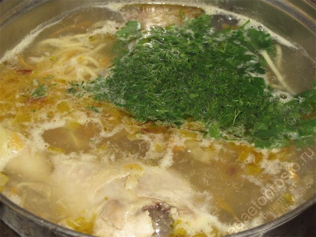 Фото готового куриного супа с лапшой, следует еще добавить измельченную зелень