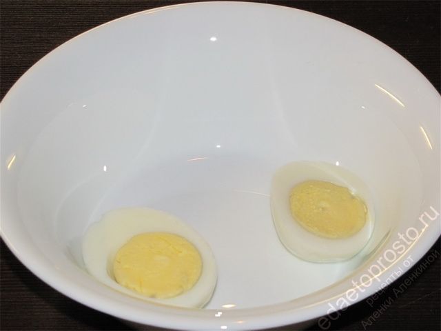 Суп с яйцом, почистить отваренное яйцо от скорлупы, фото приготовления