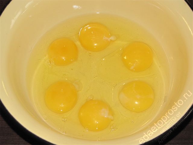 Разбить яйца в глубокую чашу
