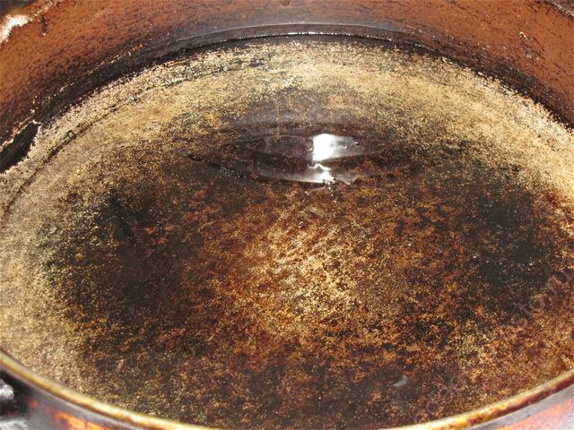 Нагреть растительное масло в глубокой сковороде