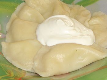 фото вкусных вареников с картошкой и луком на тарелке